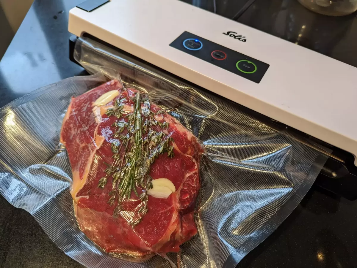 Steak met kruiden in een vacuümzak