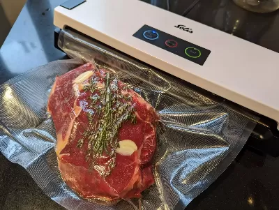 Steak met kruiden in een vacuümzak