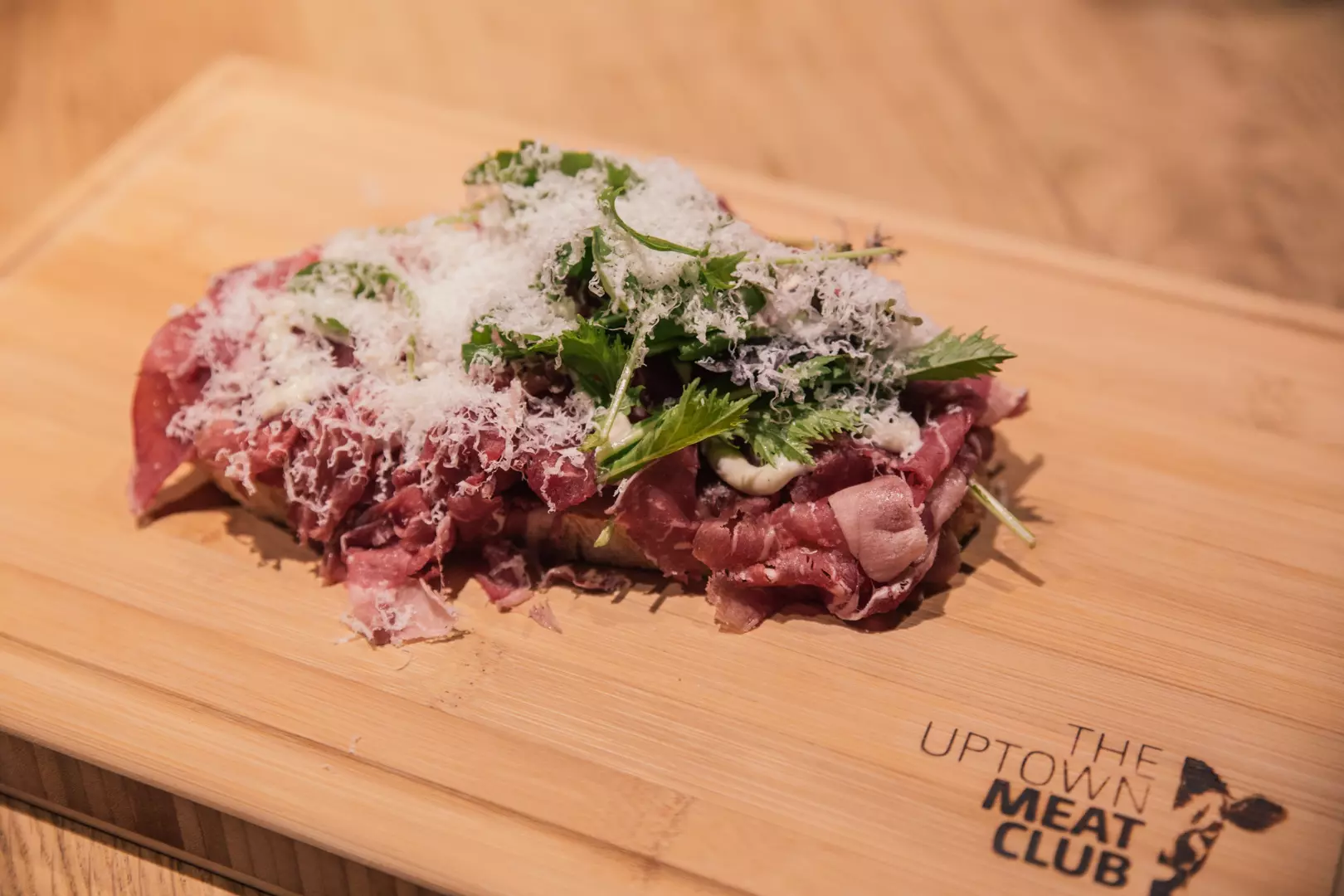 Broodje met dun gesneden gerookte ribeye met Parmezaanse kaas en truffel mayo Broodje met dun gesneden gerookte ribeye met Parmezaanse kaas en truffel mayo