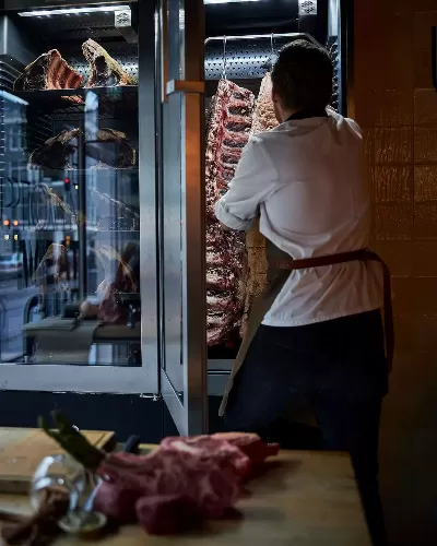 Gerijpt vlees uit onze eigen dry aged kast