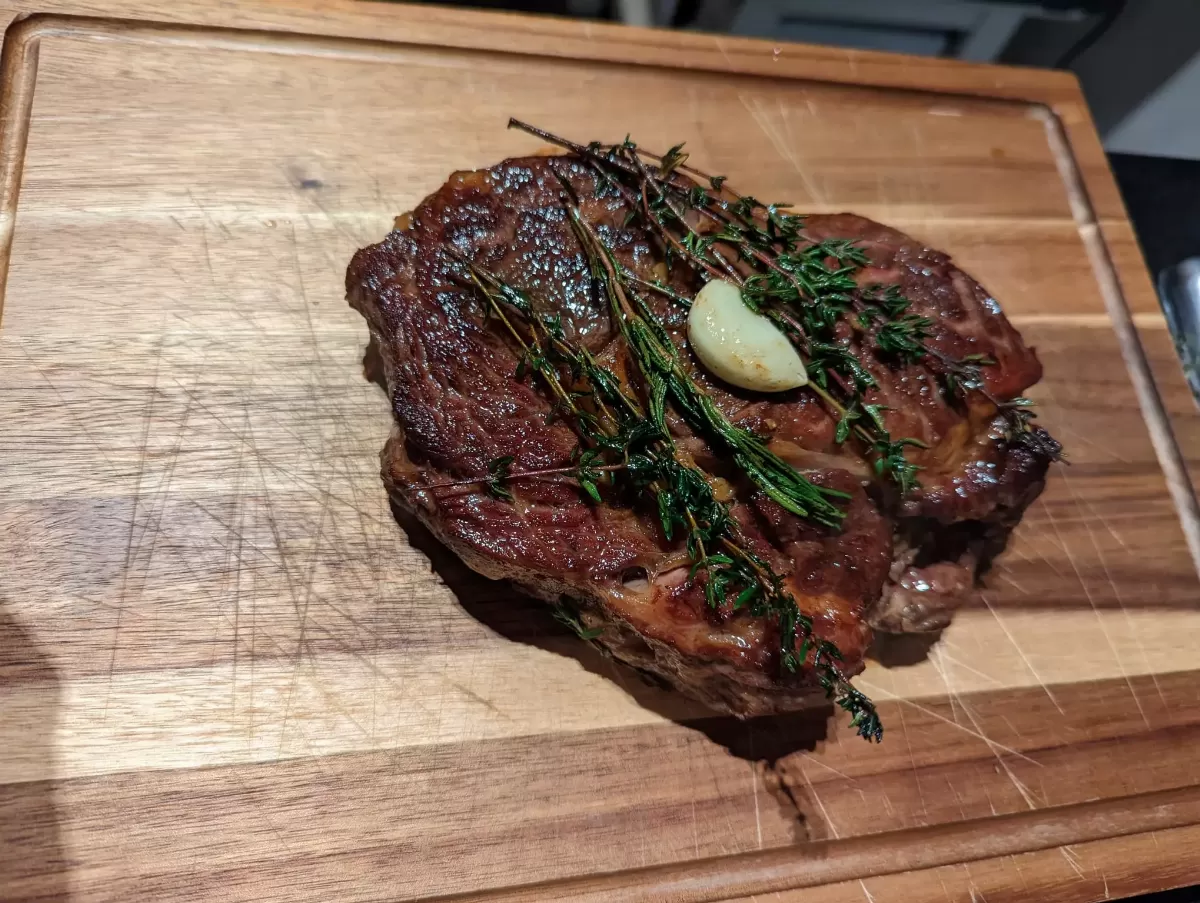 Eindresultaat van de sous vide steak na afbakken