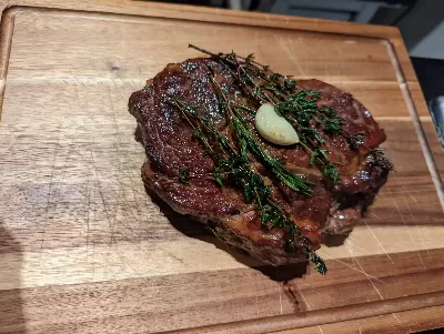 Eindresultaat van de sous vide steak na afbakken
